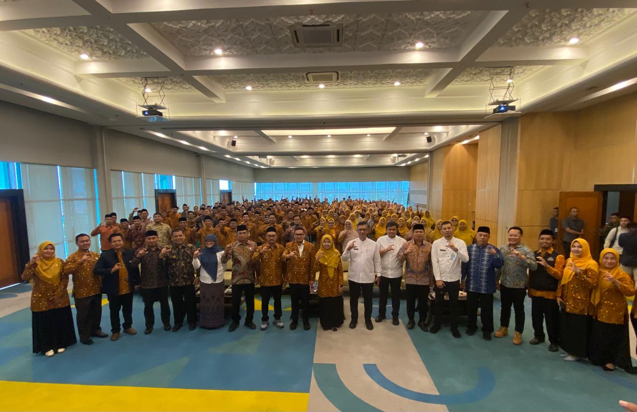 KOTA TANGSEL | TD – Pemerintah Kota Tangerang Selatan (Tangsel) menggelar Workshop Guru Profesional dan Penguatan Kebangsaan sekaligus penandatanganan perjanjian kerja sama di Ruang Blandongan, Puspemkot Tangsel, pada Jumat 26 September 2025. Wakil Wali Kota Tangsel, Pilar Saga Ichsan, memberikan apresiasi kepada para guru Pendidikan Agama Islam (PAI) yang dinilai berperan besar dalam membentuk sumber daya manusia (SDM) unggul di Tangsel. Menurutnya, kualitas pendidikan sangat bergantung pada profesionalisme dan kompetensi guru. "Tangsel tidak punya gunung, laut, atau tambang. Tapi kita punya SDM unggul. SDM inilah yang membangun kota ini. Kuncinya ada pada guru. Bila gurunya sejahtera, profesional, disertifikasi, dan dilatih, Insya Allah SDM Tangsel akan lebih unggul dari daerah lain," kata Pilar. Pilar juga menambahkan, perjalanan pribadinya hingga bisa menjadi Wakil Wali Kota di usia muda tidak lepas dari peran para guru, khususnya guru agama yang sejak kecil menanamkan nilai spiritual dan karakter. Kepala Dinas Pendidikan dan Kebudayaan Tangsel, Deden Deni, menegaskan komitmen pemerintah dalam meningkatkan kualitas guru PAI. Salah satunya dengan mendorong percepatan program sertifikasi melalui kerja sama dengan berbagai pihak, termasuk UIN Syarif Hidayatullah Jakarta. "Pemkot Tangsel telah mengalokasikan anggaran untuk mendukung Pendidikan Profesi Guru (PPG) PAI agar pemenuhan guru bersertifikat pendidik dapat segera terwujud. Ini sejalan dengan upaya kita meningkatkan Standar Pelayanan Minimal (SPM) pendidikan dan Indeks Pembangunan Manusia (IPM) Tangsel," ujar Deden. Ia mengungkapkan bahwa program ini sejalan dengan kebijakan Kementerian Pendidikan, Kebudayaan, Riset, dan Teknologi (Kemendikbudristek) mengenai kualifikasi dan sertifikasi guru. "Jumlah pendidik di Tangsel saat ini mencapai 14.146 orang. Dari jumlah tersebut, masih ada 9.840 guru yang belum memiliki sertifikat pendidik, dan 2.462 guru belum memiliki kualifikasi minimal S1. Padahal sesuai regulasi, guru wajib memiliki kualifikasi S1/D4 dan sertifikat pendidik," katanya Untuk menjawab tantangan tersebut, Pemkot Tangsel telah menyiapkan anggaran pada Tahun Akademik 2025/2026 guna mendanai PPG bagi guru yang belum memenuhi persyaratan. Adapun jumlah peserta tahun ini mencapai 411 guru, terdiri dari 140 guru TK, 220 guru SD, dan 51 guru SMP. "Kerja sama ini adalah bukti nyata keseriusan Pemkot Tangsel dalam mendukung kebijakan pemerintah pusat sekaligus mendorong percepatan pemenuhan guru bersertifikat pendidik. Dengan begitu, pencapaian Standar Pelayanan Minimal (SPM) Pendidikan dan peningkatan Indeks Pembangunan Manusia (IPM) Tangsel bisa segera terwujud,” ujarnya. Selain PPG, lanjut Deden, Pemkot Tangsel juga menyiapkan program peningkatan kompetensi bagi guru yang belum memenuhi kualifikasi S1. Ia berharap program ini dapat berjalan lebih cepat, merata, dan berkelanjutan. "Kami ingin semakin banyak guru yang bersemangat mengikuti PPG. Harapannya, guru Tangsel bisa lebih profesional, menjadi teladan, serta mampu mencetak generasi penerus yang berkarakter, berakhlak mulia, dan berdaya saing tinggi," tutur Deden. Sementara itu, Ketua DPD AGPAII Kota Tangsel, Budi Mulia, menyebutkan bahwa perjuangan memperjuangkan sertifikasi guru PAI telah melalui proses panjang. Menurutnya, kerja sama dengan Pemkot Tangsel menjadi momentum penting dalam melahirkan guru profesional dan berkarakter. "Alhamdulillah melalui dukungan berbagai pihak, reformasi PPG kini terwujud. Ini bukan perjuangan satu atau dua orang, tetapi perjuangan bersama agar guru PAI menjadi profesional, teladan, dan mampu mencerdaskan kehidupan bangsa," ungkap Budi. (Idris Ibrahim)