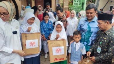 Pemkot Tangsel dan Dekranasda salurkan bantuan swadaya, bukan APBD, untuk korban ledakan Pondok Cabe termasuk perlengkapan sekolah.