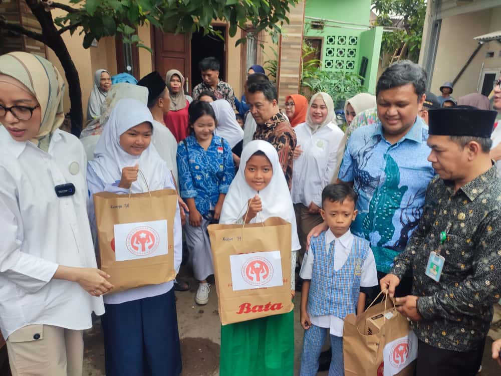 Pemkot Tangsel dan Dekranasda salurkan bantuan swadaya, bukan APBD, untuk korban ledakan Pondok Cabe termasuk perlengkapan sekolah.