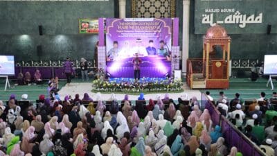 Ribuan warga hadiri Maulid Nabi di Masjid Agung Al-Amjad. Bupati Tangerang ajak teladani akhlak Rasulullah dan perkuat iman.