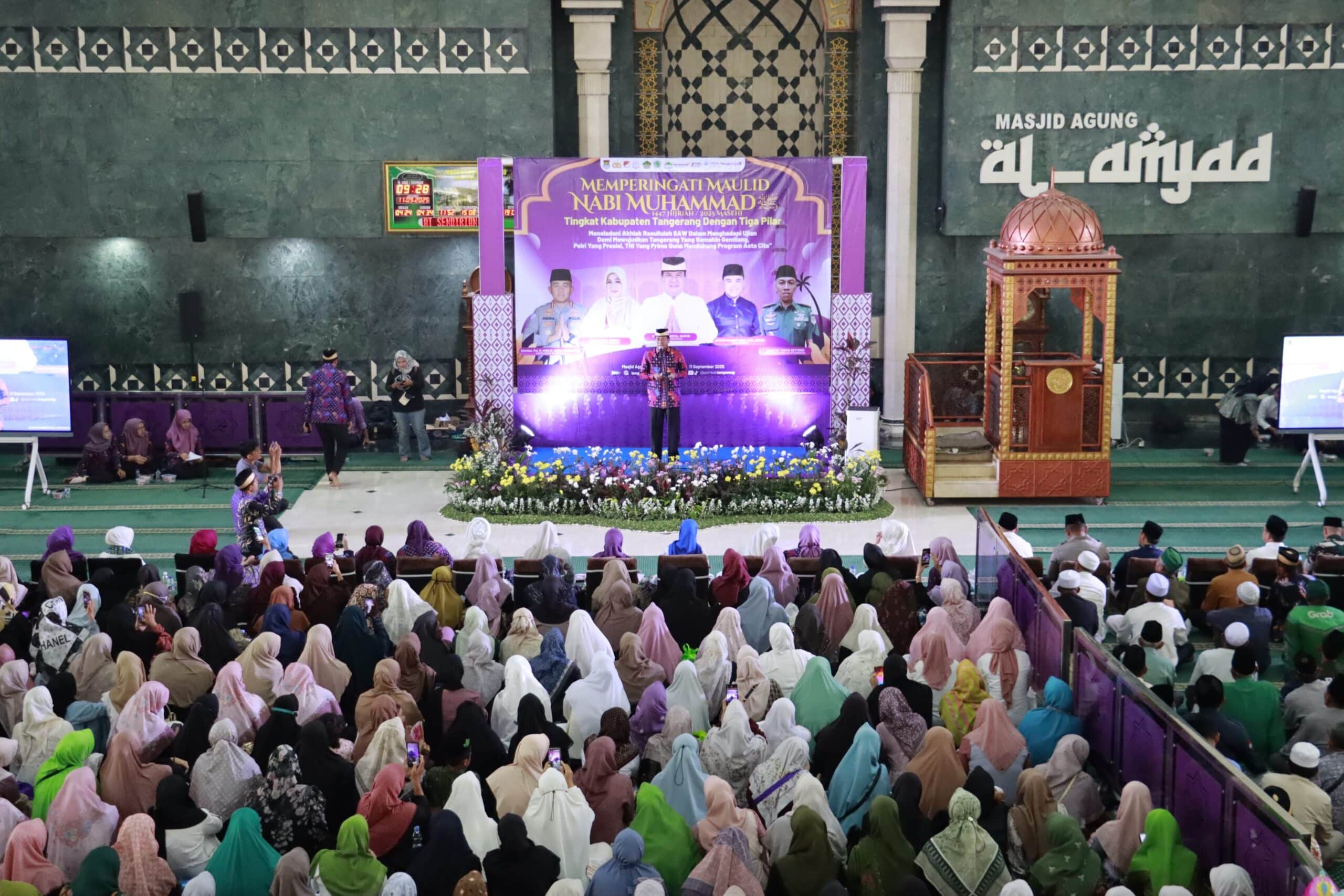 Ribuan warga hadiri Maulid Nabi di Masjid Agung Al-Amjad. Bupati Tangerang ajak teladani akhlak Rasulullah dan perkuat iman.