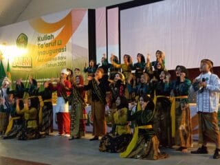 Pembukaan Ta’aruf IAILM & STIE Latifah Mubarokiyah di Tasikmalaya hadirkan 325 mahasiswa baru dengan nuansa religius dan kebersamaan.