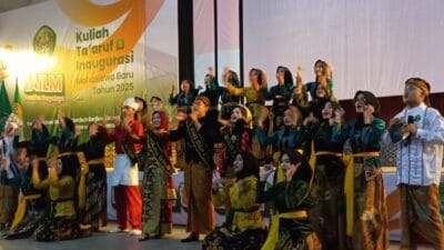 Pembukaan Ta’aruf IAILM & STIE Latifah Mubarokiyah di Tasikmalaya hadirkan 325 mahasiswa baru dengan nuansa religius dan kebersamaan.
