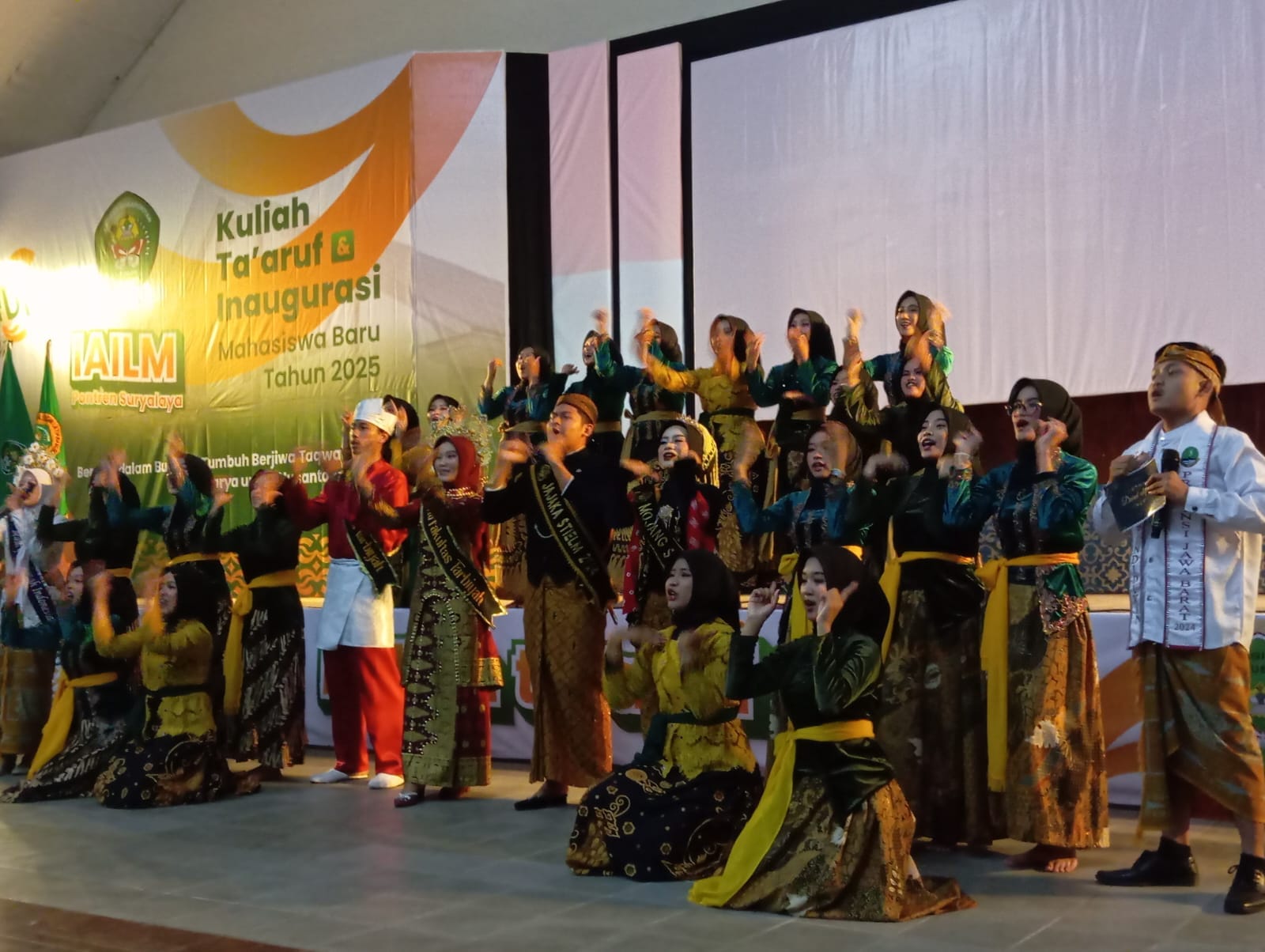 Pembukaan Ta’aruf IAILM & STIE Latifah Mubarokiyah di Tasikmalaya hadirkan 325 mahasiswa baru dengan nuansa religius dan kebersamaan.