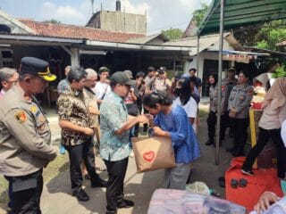 Warga korban kebakaran Asrama Polsek Serpong mengungsi di musala, Pemkot Tangsel salurkan bantuan sandang, pangan, dan MCK darurat.