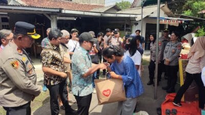Warga korban kebakaran Asrama Polsek Serpong mengungsi di musala, Pemkot Tangsel salurkan bantuan sandang, pangan, dan MCK darurat.