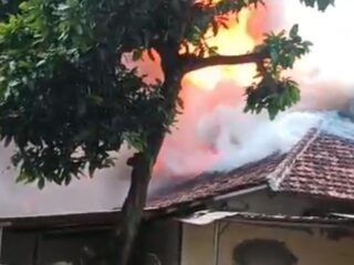 Kebakaran besar melanda Asrama Polsek Serpong, hanguskan 20 rumah. Tak ada korban jiwa, 20 KK terdampak, penyebab masih diselidiki.