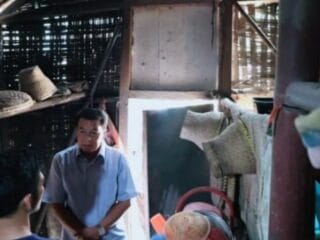 Bupati Tangerang meninjau rumah warga di Kresek untuk program bedah rumah. Rehabilitasi RTLH jadi komitmen tingkatkan kesejahteraan.