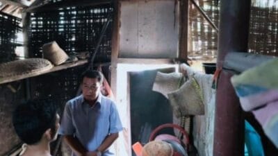 Bupati Tangerang meninjau rumah warga di Kresek untuk program bedah rumah. Rehabilitasi RTLH jadi komitmen tingkatkan kesejahteraan.