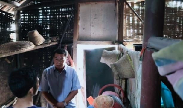 Bupati Tangerang meninjau rumah warga di Kresek untuk program bedah rumah. Rehabilitasi RTLH jadi komitmen tingkatkan kesejahteraan.