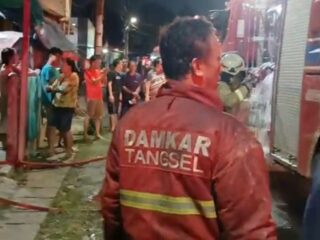 Kebakaran kembali terjadi di Serpong, Tangsel. Rumah sarang walet milik warga hangus terbakar, kerugian ditaksir Rp20 juta.