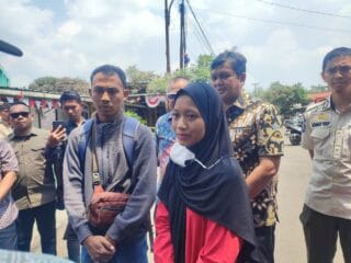 Kebakaran hebat di Serpong hanguskan rumah dan persiapan pernikahan Elfira, guru muda SD Buaran 2. Keluarga selamat.