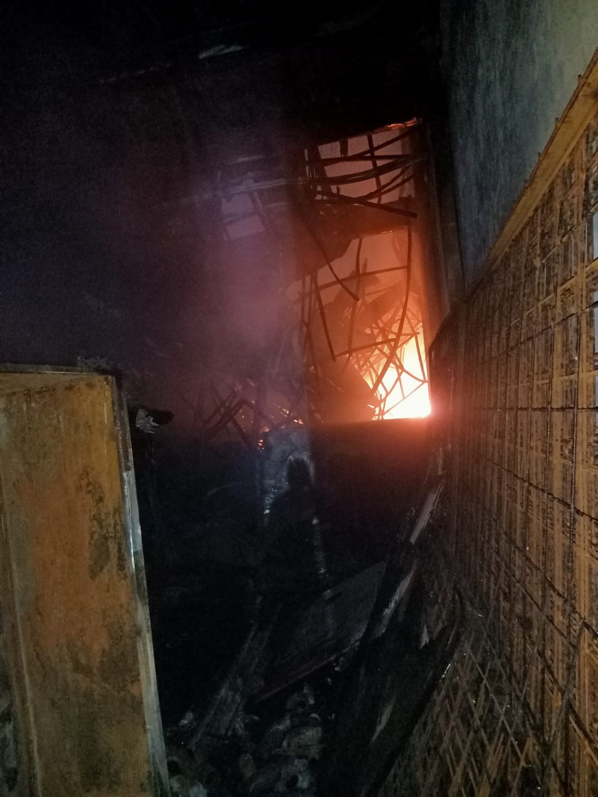 Kebakaran hebat melanda pabrik konstruksi di Tangsel, api padam setelah 8 jam. Kerugian ditaksir Rp50 miliar, tanpa korban jiwa.