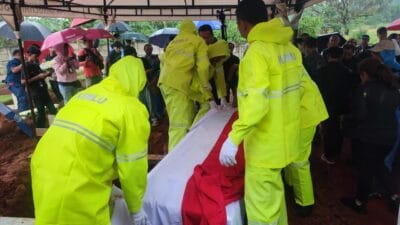 Pemakaman diplomat RI Zetro Leonardo Purba di Tangsel berlangsung haru, dihadiri keluarga, kerabat, Kemenlu, dan masyarakat.