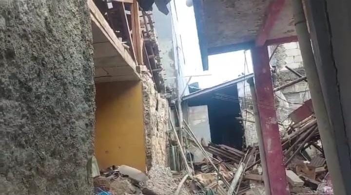 Ledakan keras guncang Pamulang, Tangsel. Tiga rumah hancur, delapan warga luka. Polisi selidiki penyebab pasti peristiwa ini.