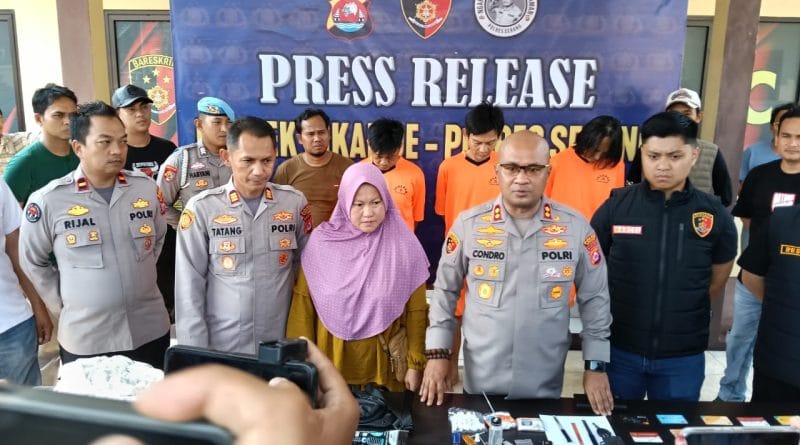 Polres Serang ringkus komplotan pencuri ATM bermodus ganjal kartu, rugikan korban hingga puluhan juta di berbagai wilayah.