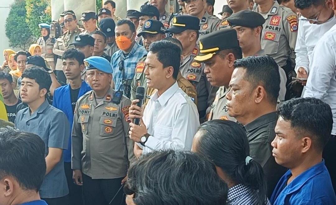 Wabup Pandeglang temui massa PMII, tegaskan kerja sama TPA Bangkonol dengan Tangsel resmi dibatalkan dan ajak masyarakat bersinergi.