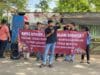 Mahasiswa SOMASI Tangerang gelar demo tolak lahan parkir truk ilegal di Jalan Bayur, desak penutupan permanen demi keselamatan warga.