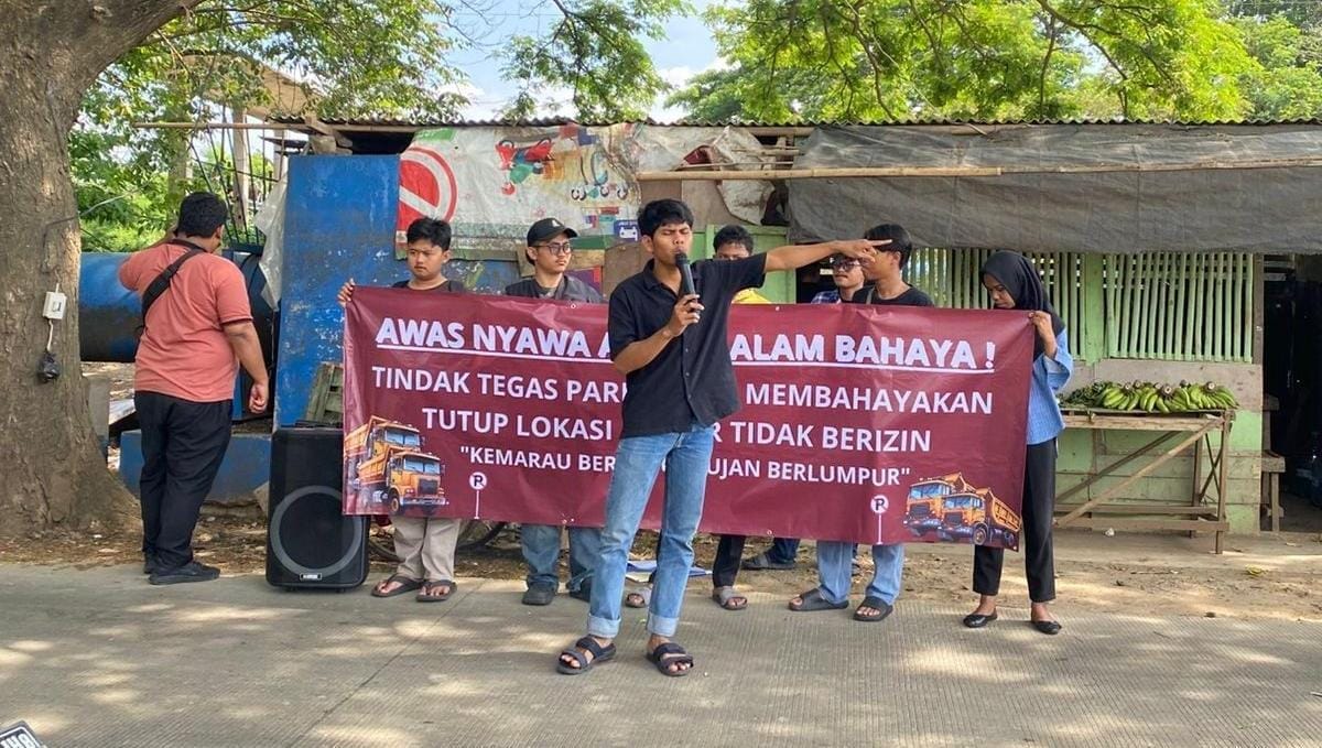 Mahasiswa SOMASI Tangerang gelar demo tolak lahan parkir truk ilegal di Jalan Bayur, desak penutupan permanen demi keselamatan warga.