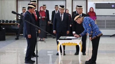 Bupati Tangerang lantik 179 ASN baru dari CPNS, PPPK, dan lulusan IPDN. ASN diharapkan berintegritas, disiplin, dan profesional.