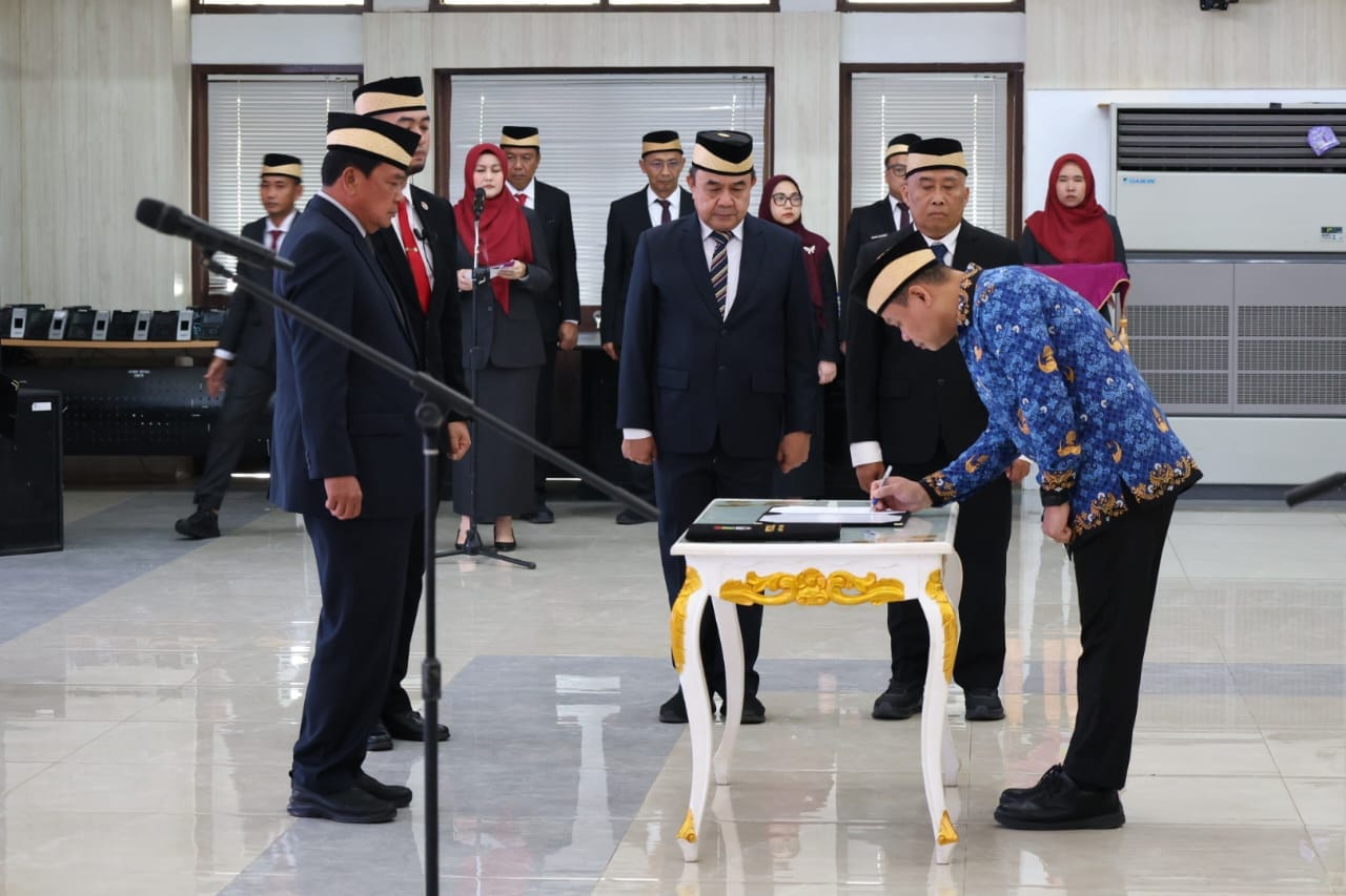 Bupati Tangerang lantik 179 ASN baru dari CPNS, PPPK, dan lulusan IPDN. ASN diharapkan berintegritas, disiplin, dan profesional.