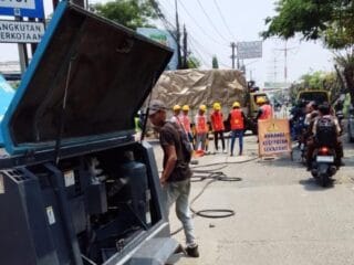 PERUMDAM TKR sigap perbaiki pipa di Cadas Kukun, Tangerang. Distribusi air bersih tetap lancar, jalan kembali aman bagi masyarakat.