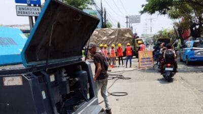 PERUMDAM TKR sigap perbaiki pipa di Cadas Kukun, Tangerang. Distribusi air bersih tetap lancar, jalan kembali aman bagi masyarakat.