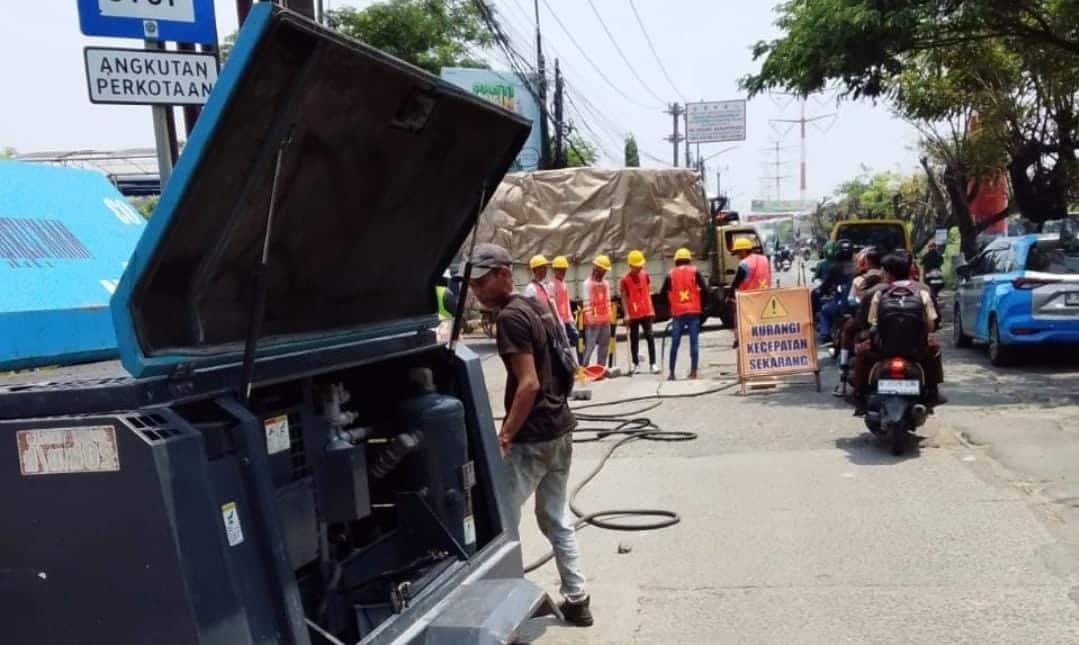 PERUMDAM TKR sigap perbaiki pipa di Cadas Kukun, Tangerang. Distribusi air bersih tetap lancar, jalan kembali aman bagi masyarakat.