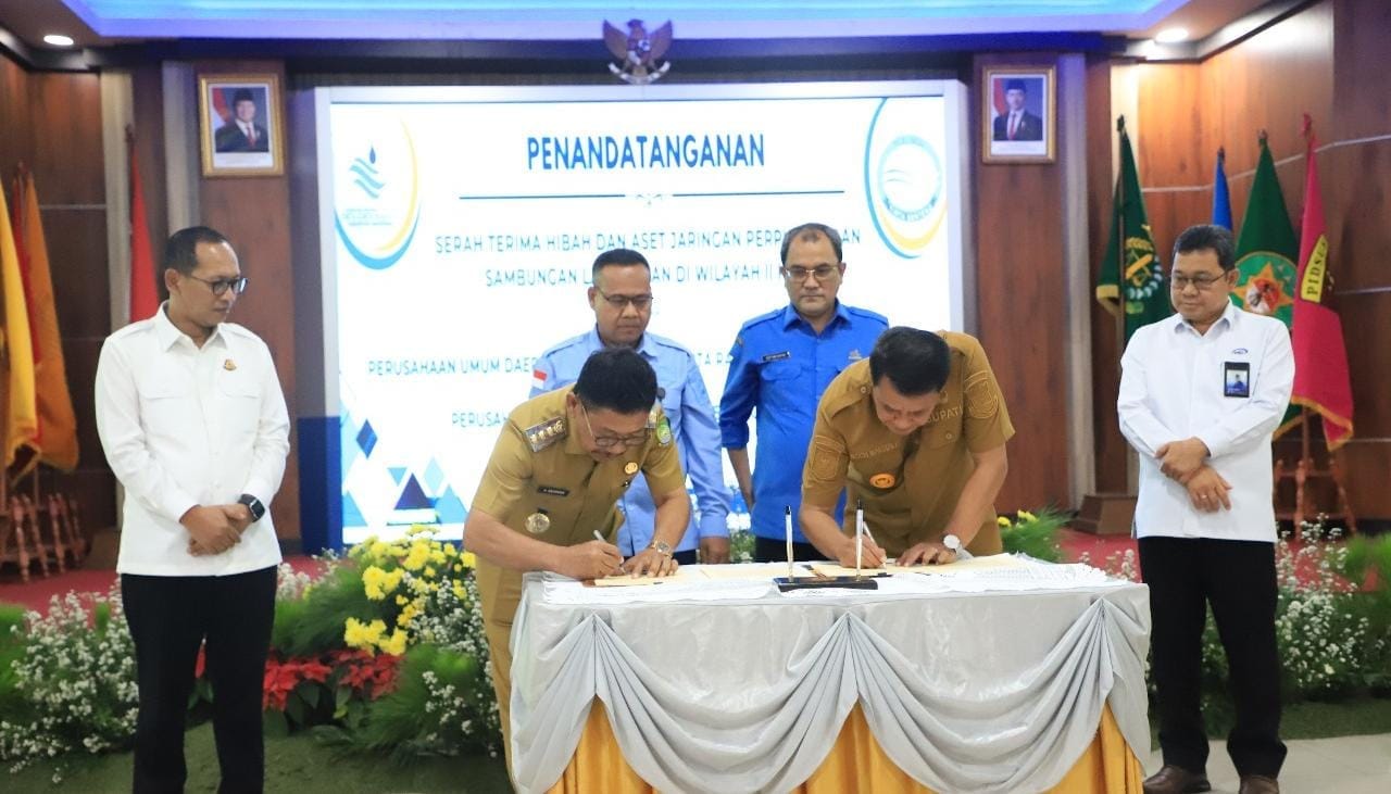 PERUMDAM TKR serahkan 23 ribu sambungan air bersih Wilayah II Kota Tangerang ke PERUMDA Tirta Benteng untuk tingkatkan layanan.