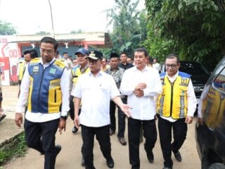 Bupati Tangerang dan Gubernur Banten meninjau banjir di Permata 2 Balaraja, bahas solusi saluran air dan tandon untuk pencegahan.