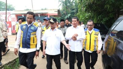 Bupati Tangerang dan Gubernur Banten meninjau banjir di Permata 2 Balaraja, bahas solusi saluran air dan tandon untuk pencegahan.