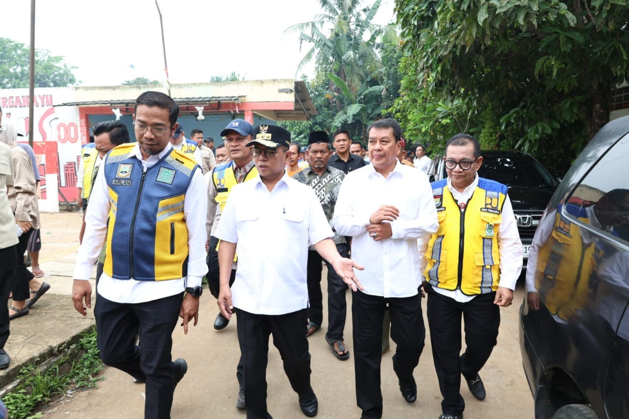 Bupati Tangerang dan Gubernur Banten meninjau banjir di Permata 2 Balaraja, bahas solusi saluran air dan tandon untuk pencegahan.
