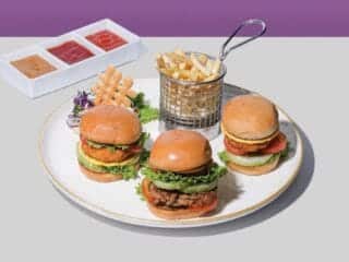Fame Hotel Gading Serpong hadirkan Trio Burger, tiga mini burger dengan kentang goreng renyah dan saus variatif hanya Rp65.000.