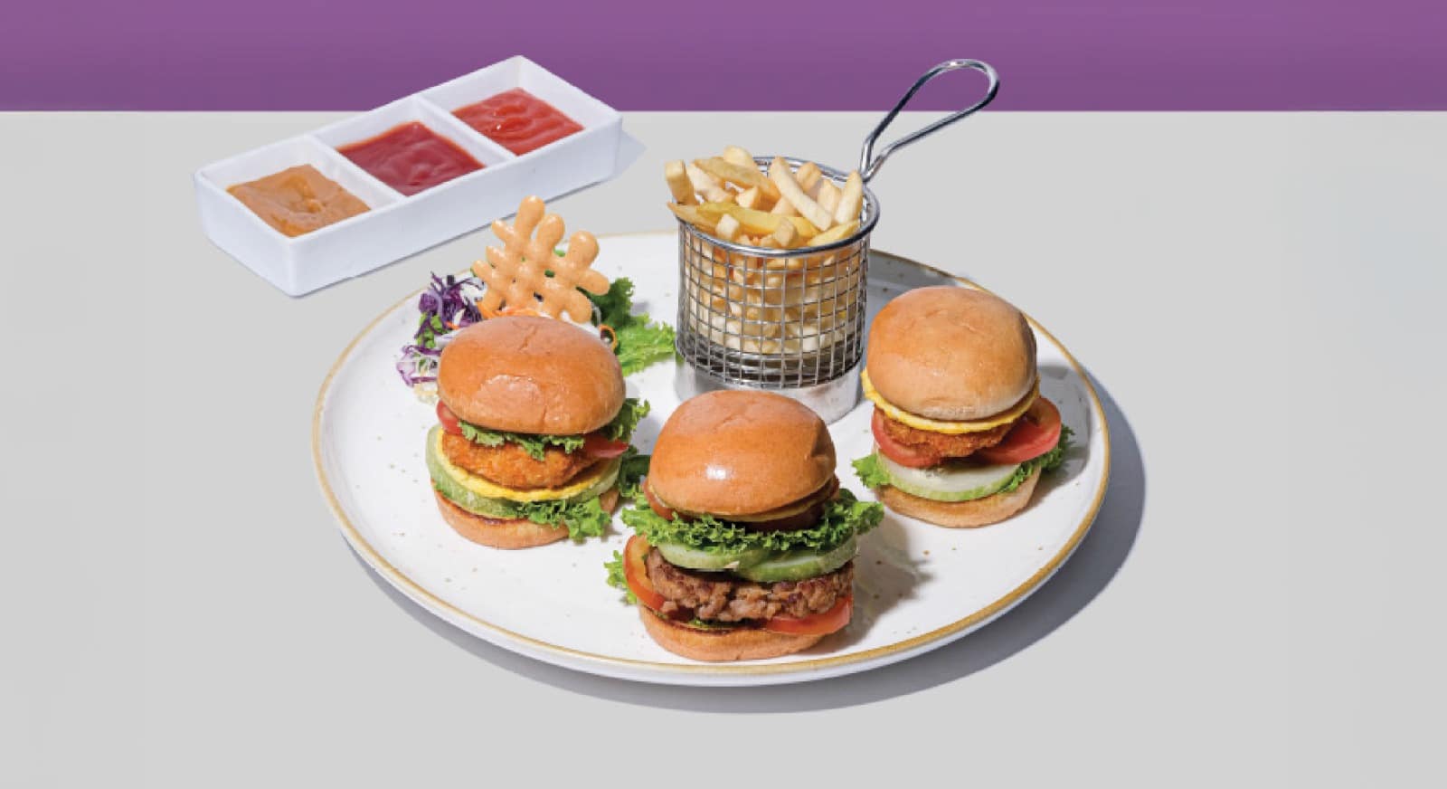 Fame Hotel Gading Serpong hadirkan Trio Burger, tiga mini burger dengan kentang goreng renyah dan saus variatif hanya Rp65.000.