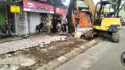 Pemkot Tangsel lanjut bangun trotoar Jalan Ciater 2025, hadirkan jalur difabel, ruang hijau, kursi taman, dan penerangan ramah pejalan kaki.
