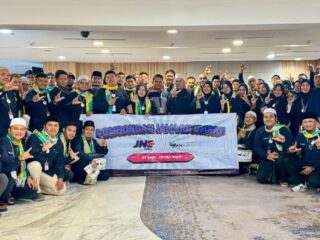 JNE memberangkatkan 1.643 karyawan beserta keluarga menunaikan umrah sebagai bentuk apresiasi dan pembinaan spiritual.