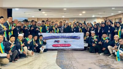 JNE memberangkatkan 1.643 karyawan beserta keluarga menunaikan umrah sebagai bentuk apresiasi dan pembinaan spiritual.
