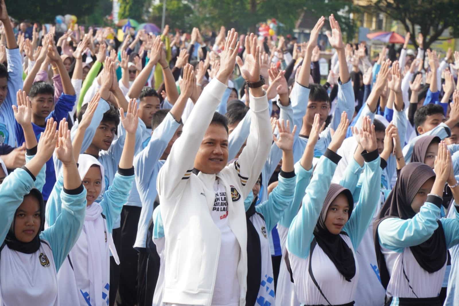 Wabup Pandeglang Iing Andri Supriadi ikuti Senam Sehat Cegah Osteoporosis bersama masyarakat di Alun-alun Pandeglang.