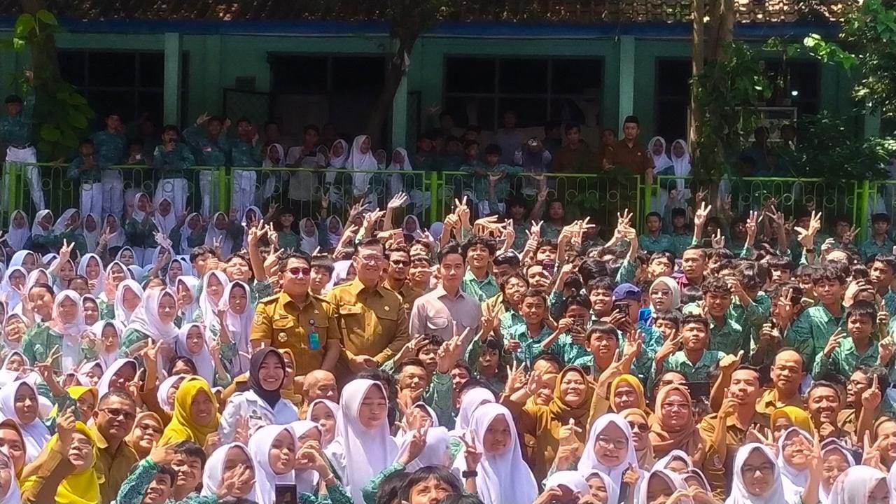 Wapres Gibran lakukan kunjungan mendadak ke SMPN Tangsel, pastikan belajar tatap muka dan program makan bergizi gratis berjalan lancar.