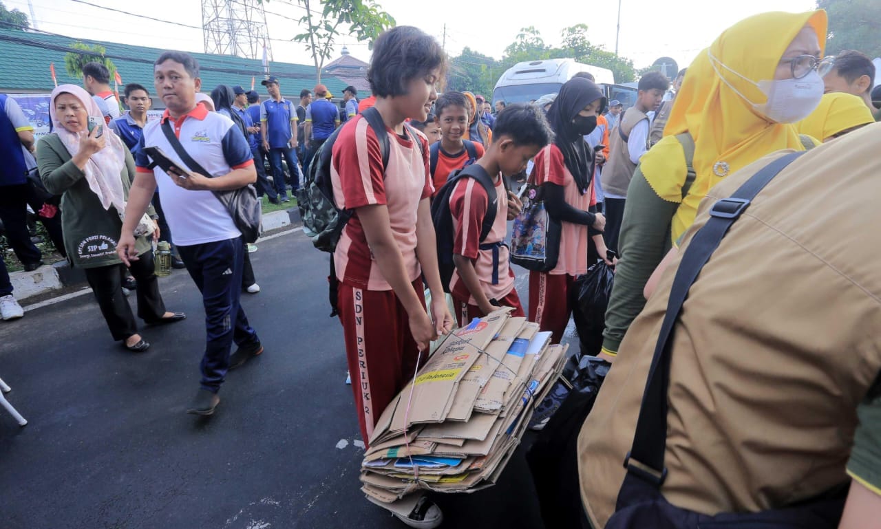 World Cleanup Day 2025 di Tangerang kumpulkan 9 ton sampah sehari, libatkan ribuan warga di 13 titik CFD untuk peduli lingkungan.