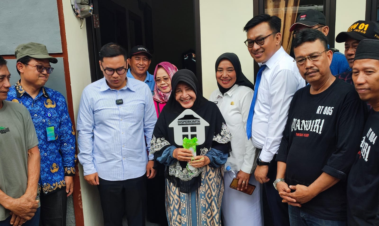 Pemkot Tangsel tingkatkan kualitas hidup warga lewat program bedah rumah, menciptakan hunian sehat dan layak huni.