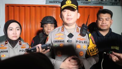 Kapolres Tangsel pastikan situasi aman pascaledakan gedung farmasi. Polisi tegaskan tidak ada bom dan penyelidikan masih berjalan.