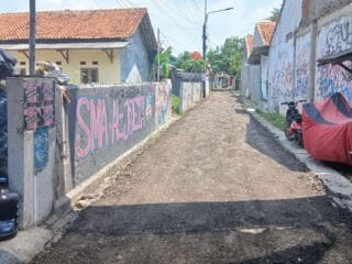 Pembangunan Gedung Nangka Mandiri Teluknaga terhambat akibat penolakan warga terhadap proyek pengaspalan jalan desa.