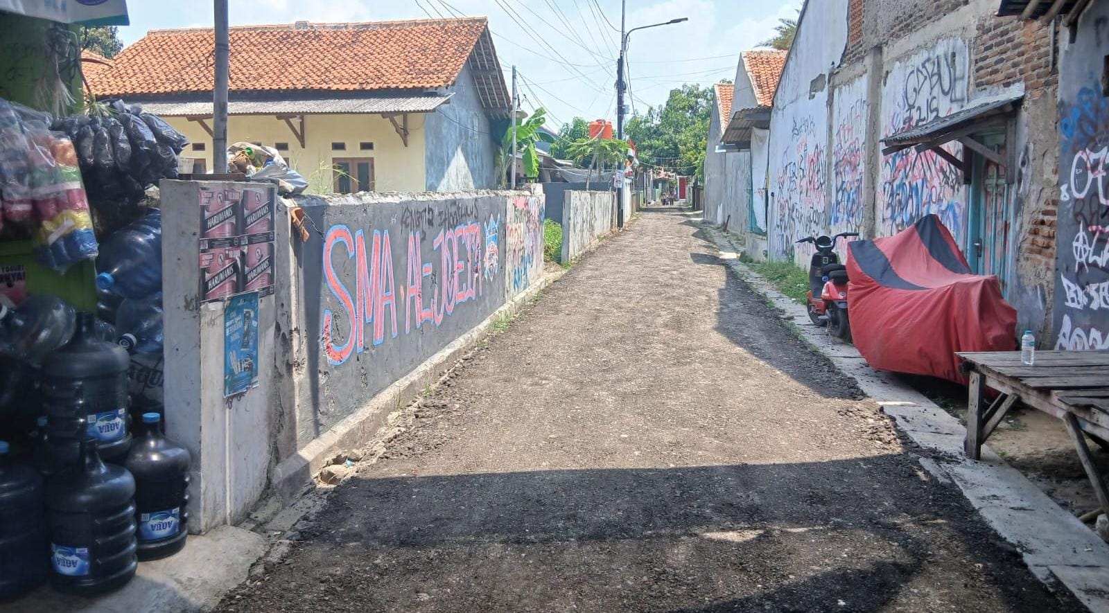 Pembangunan Gedung Nangka Mandiri Teluknaga terhambat akibat penolakan warga terhadap proyek pengaspalan jalan desa.