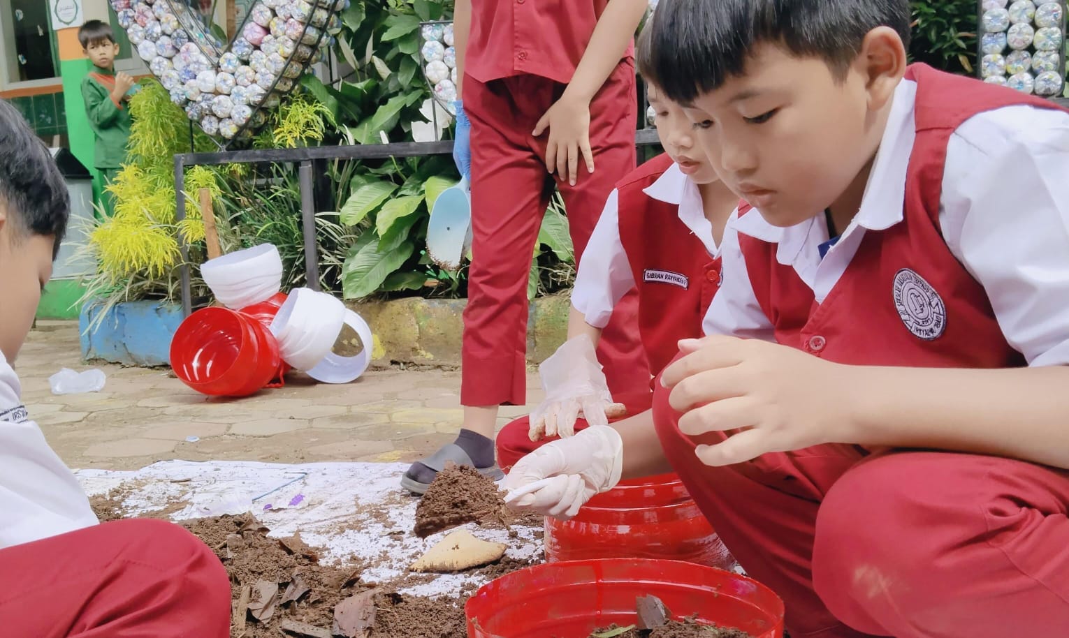 SDIT Irsyadul ‘Ibad Pandeglang ajak 686 siswa menanam 200 bibit cabai, menanamkan cinta lingkungan sejak usia dini.