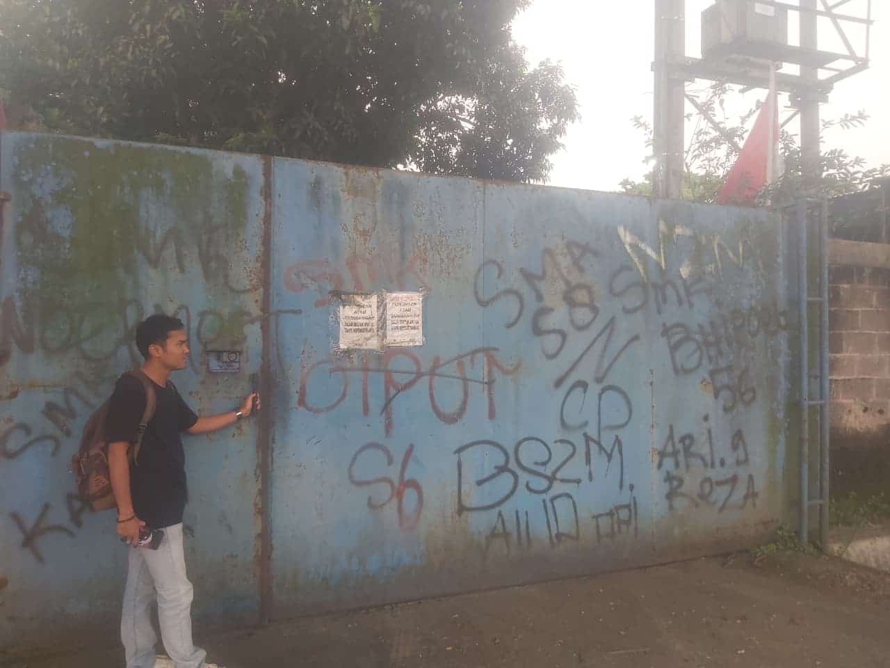 Asap pabrik plastik di Tigaraksa buat warga resah dan sakit ISPA. Pemerintah Desa Sodong turun tangan tangani keluhan warga.