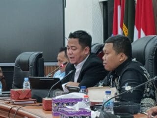 Konflik lahan di Desa Cikupa, Tangerang, memanas. DPRD turun tangan memediasi sengketa antara warga dan pemerintah desa.