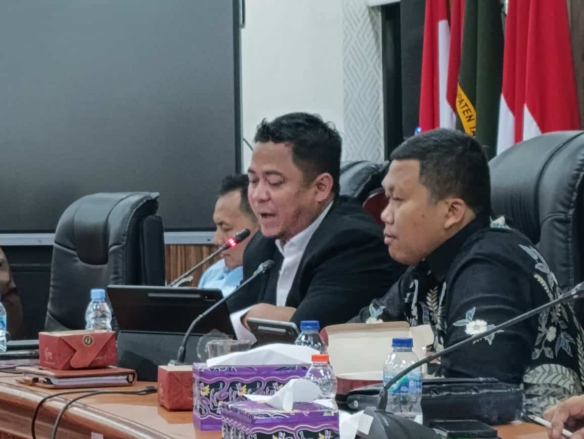 Konflik lahan di Desa Cikupa, Tangerang, memanas. DPRD turun tangan memediasi sengketa antara warga dan pemerintah desa.