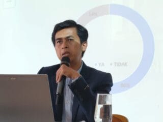 Kepercayaan publik turun di hampir semua lembaga negara. Presiden dan Basarnas tetap tertinggi, sementara DPR dan parpol terendah.