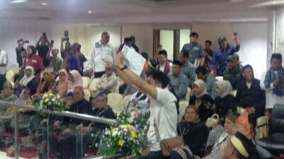 Sidang paripurna HUT ke-393 Kabupaten Tangerang ricuh saat mahasiswa GMNI protes kinerja Pemkab dan isu pencemaran lingkungan.
